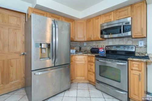 71 St, Union City NJ 07086-7101 exterior