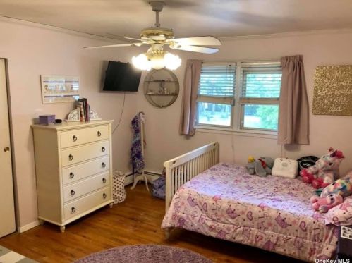 2 Leroy Ct, Commack NY  11725-1703 exterior