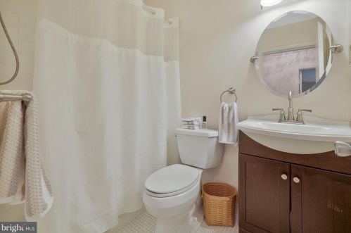 2105 Rampart Dr, Alexandria VA 22308-1537 exterior