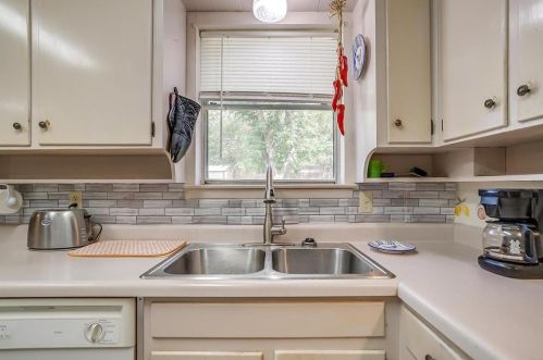 240 Cindy Ln, Burleson TX 76028-3842 exterior