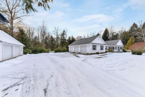 585 Diamond Rd, Grove City, PA 16127-4835