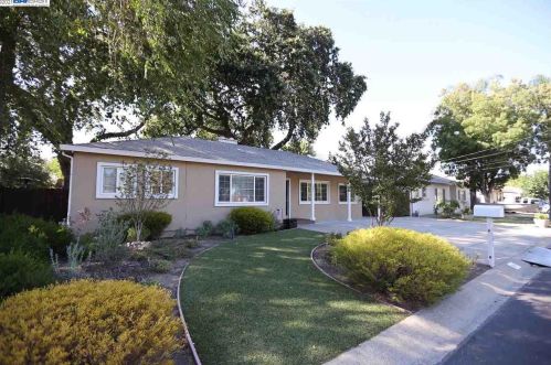 1291 Apple Dr, Concord, CA 94518-3711