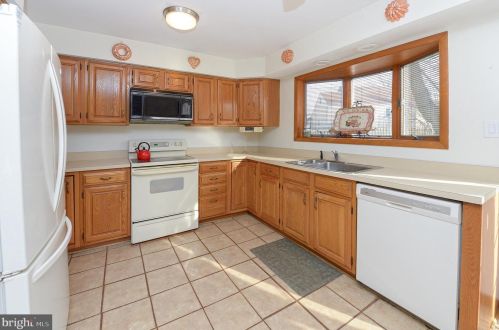 300 Holly Ave, Camden NJ 08107-1022 exterior