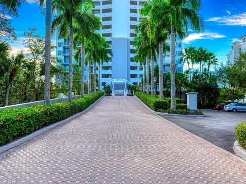 425 Cove Tower Dr, Naples, FL 34110-6084