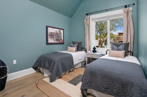 1923 Wellington Ave, Chicago IL 60618-7821 exterior