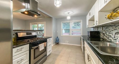 295 Mckinley Ave, Edison NJ 08820-1623 exterior