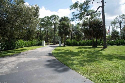 5975 Grn Blvd, Naples FL 34116-4827 exterior