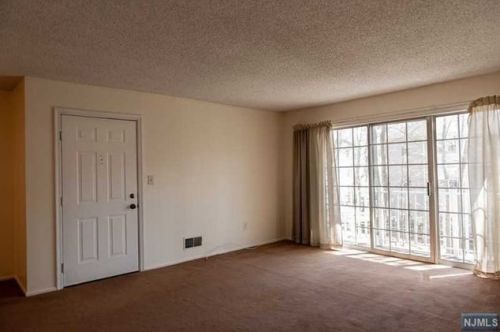 565 Holly Ct, Mahwah NJ  07430-3436 exterior