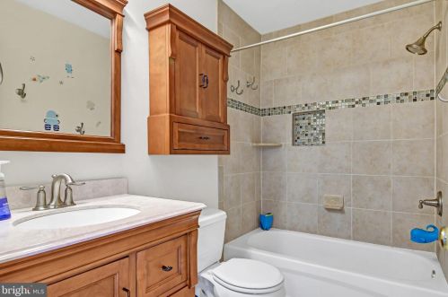 6121 Joust Ln, Alexandria VA 22315-4808 exterior