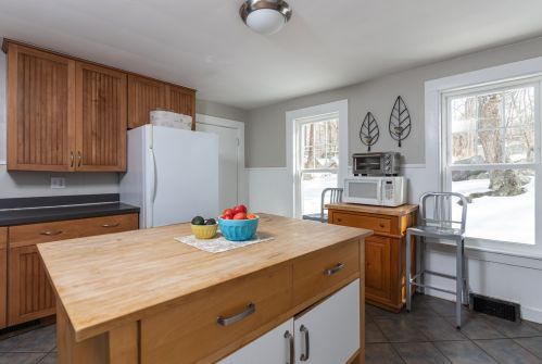 41 Bay Rd, Newmarket NH 03857-1711 exterior