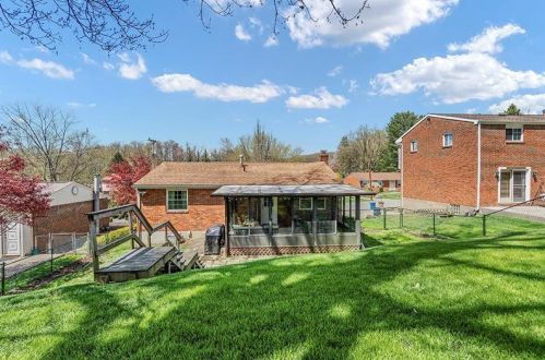 389 Holiday Park Dr, Pittsburgh PA 15239-2364 exterior