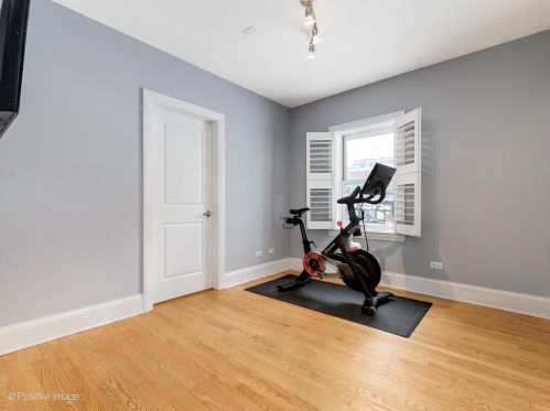 4103 Southport Ave, Chicago IL 60657-1437 exterior