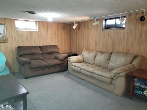 1502 Porter Rd, Meskegon MI 49441-5766 exterior