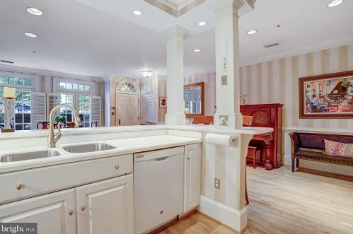 25 Wilkes St, Alexandria VA 22314-3853 exterior