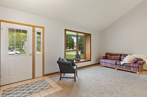 1011 Plum Tree Dr, Bull Valley, IL 60014-8371