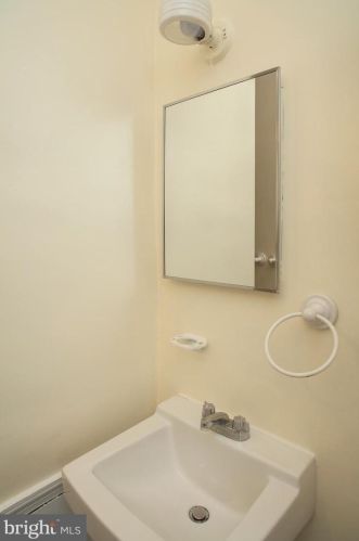 422 Peyton St, Alexandria VA 22314-2004 exterior