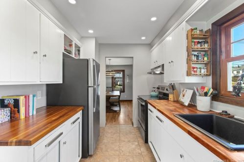 6 Jones Rd, Wallingford CT  06492-4305 exterior