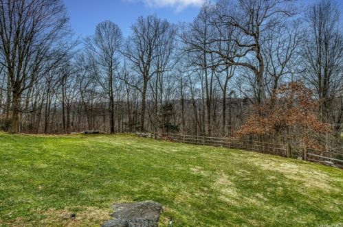 5 Fox Run, Armonk NY 10504-1011 exterior