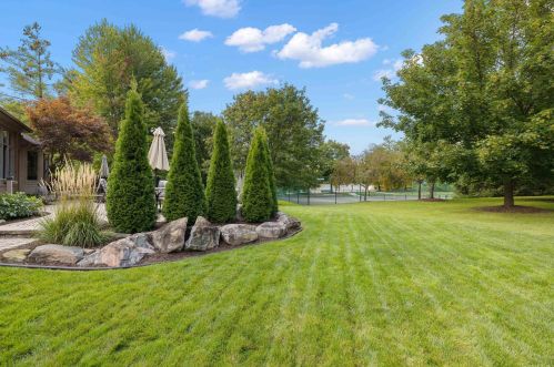 1039 Bloomview Cir, Rochester MI 48307-1728 exterior