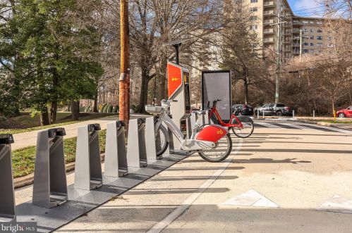 2725 39th St, Washington DC 20007-1244 exterior