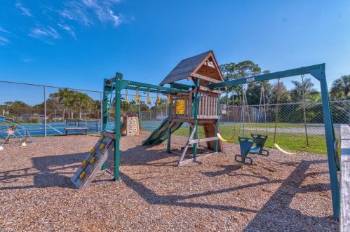 2523 River Reach Dr, Naples FL 34104-6930 exterior