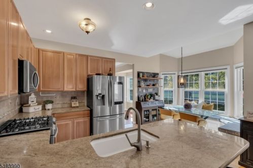 41 Heinrick Way, Bridgewater NJ 08807-5660 exterior