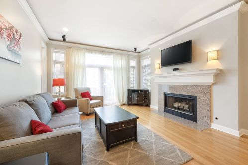 4436 Winchester Ave, Chicago, IL 60640-5292