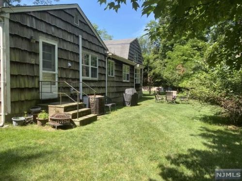 425 Pine Ln, Haworth NJ  07641-1308 exterior