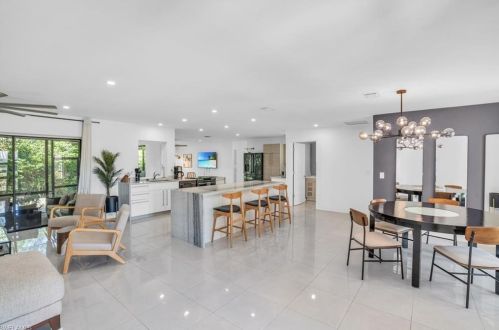 155 Old Tamiami Trl, Naples FL 34110-1170 exterior