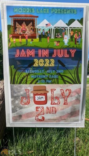 8388 Lake Dr, Lithonia GA  30039-5724 exterior