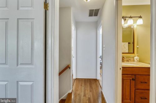 10 Grovepoint Ct, Rockville MD 20854-5505 exterior