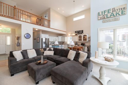 952 Eagle Lk Dr, Kalamazoo MI 49009-8429 exterior