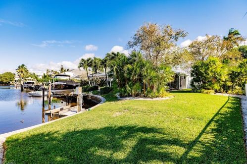 1590 Sandpiper St, Naples FL 34102-1504 exterior