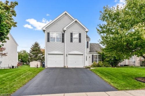 71 Saxton Dr, Hackettstown, NJ 07840-1742