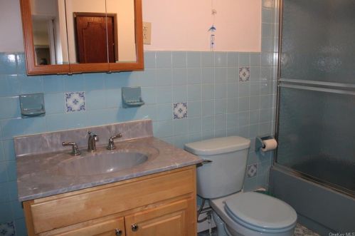 195 Swinton Ave, Bronx NY 10465-1920 exterior