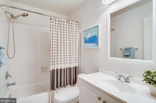 6636 Hampton View Pl, Mc Lean VA 22101-6003 exterior