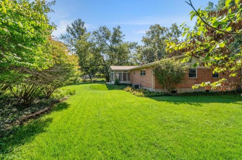 1049 Fernpark Dr, Saint Louis MO 63141-6132 exterior