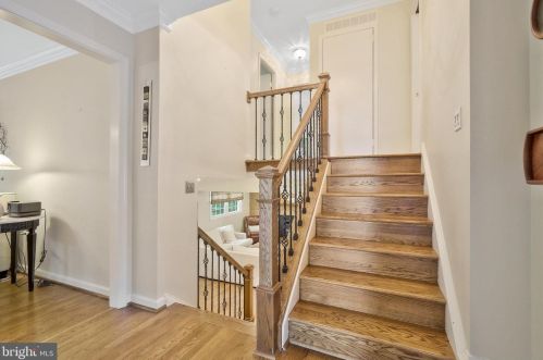 2105 Rampart Dr, Alexandria VA 22308-1537 exterior