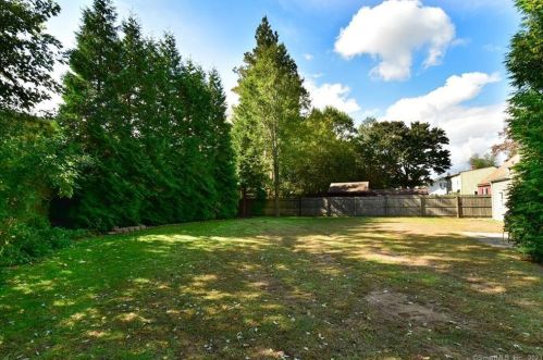 5 Sword Ave, Enfield CT 06082-1819 exterior