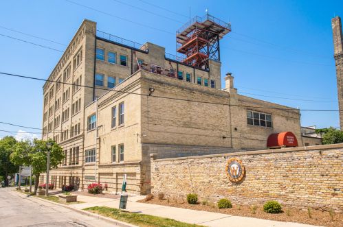 904 Pearson St, Milwaukee WI 53202-1594 exterior