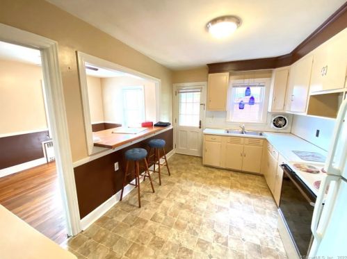 21 Pleasant St, Windsor Locks, CT 06096-1439