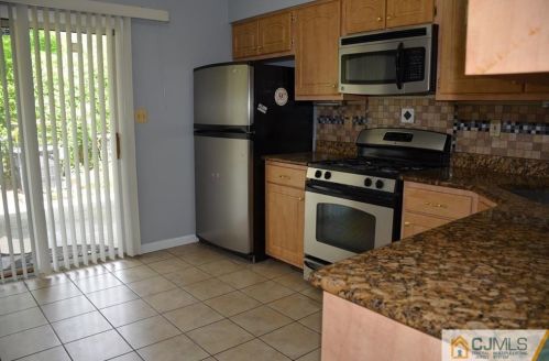 11 Sassafras Ct, New Brunswick NJ  08902-5001 exterior