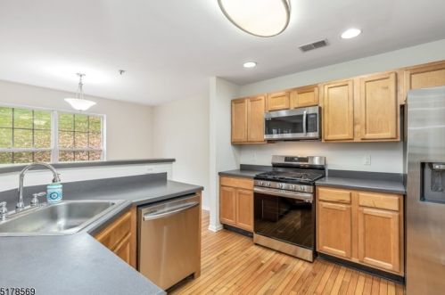 1006 Robin Ct, Green Brook NJ 08812-1737 exterior