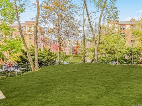 525 238th St, Bronx NY  10470-2300 exterior