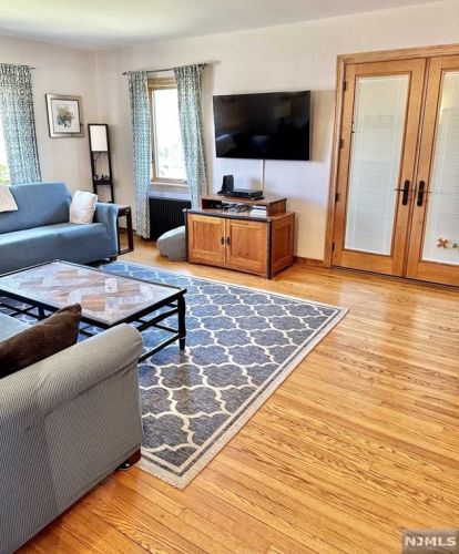 18 Madison Ave, Hasbrouck Heights, NJ 07604-1311