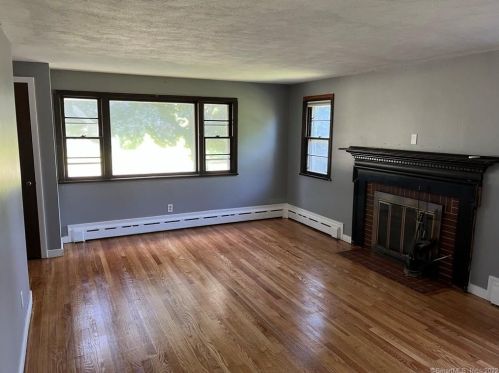 4 Stanley Dr, Enfield CT 06082-1814 exterior