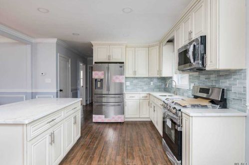 400 Emerson Pl, Valley Stream NY 11580-2805 exterior