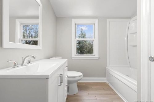 48 Clintonville Rd, North Haven CT 06473-2817 exterior