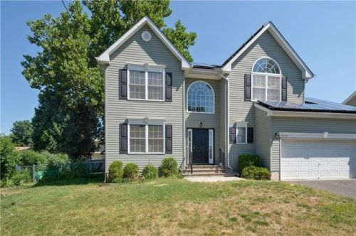 1752 Cedarwood Dr, Piscataway NJ  08854-2073 exterior