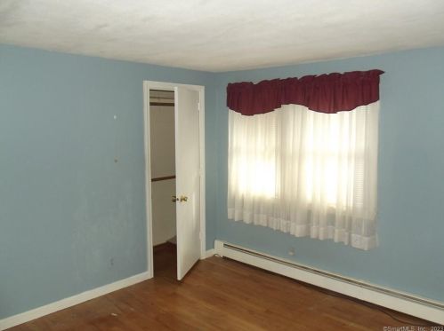 42 Mathewson Ave, Enfield CT 06082-4353 exterior